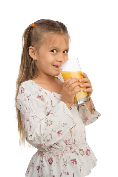 Chica con un vaso de jugo de naranja —  Fotos de Stock