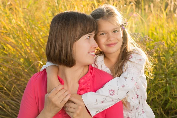 Madre e hija —  Fotos de Stock