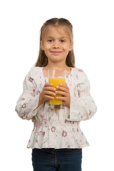 Flicka med ett glas apelsinjuice — Stockfoto