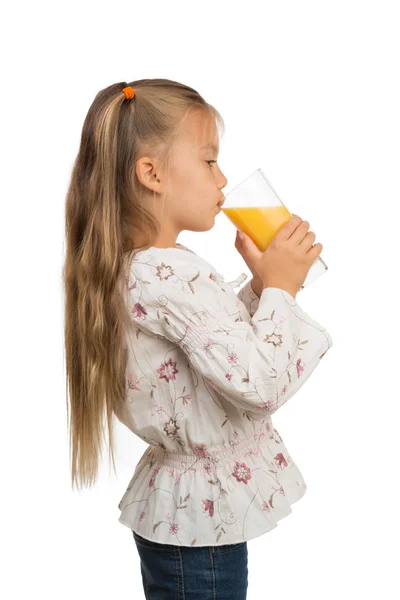 Flicka med ett glas apelsinjuice — Stockfoto