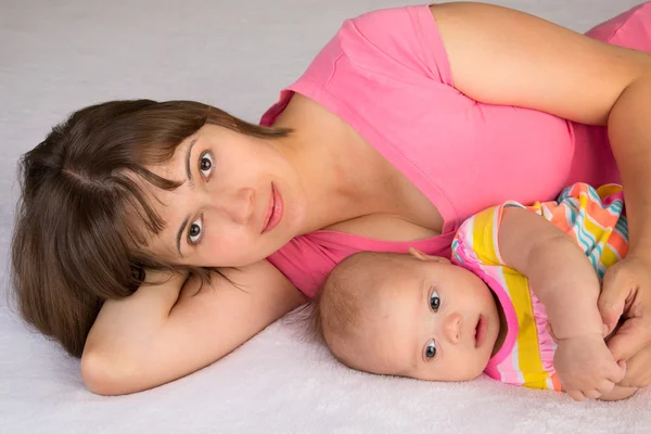 Jovem mulher e sua filha bebê — Fotografia de Stock