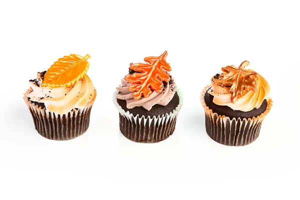 Drei Cupcakes mit Blättern an der Spitze — Stockfoto