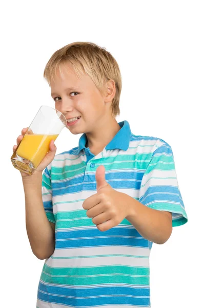 Oğlum holdng cam ile portakal suyu gösteren başparmak — Stok fotoğraf