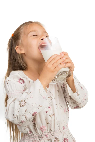 Meisje dranken melk — Stockfoto