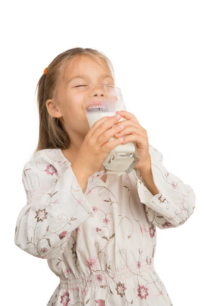 Flicka drycker mjölk — Stockfoto