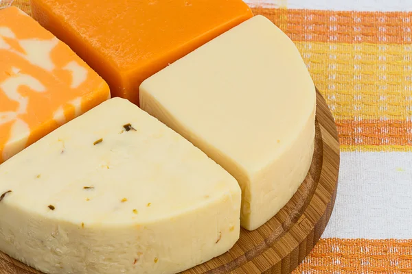 Quatro pedaços de diferença de queijo — Fotografia de Stock