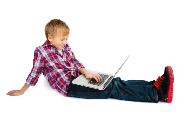 微笑的男孩，与计算机 — 图库照片