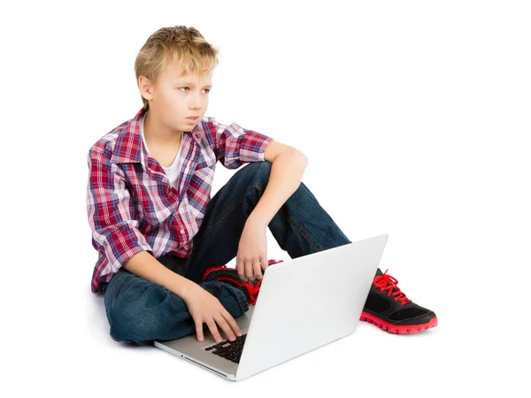 男孩与计算机 — 图库照片