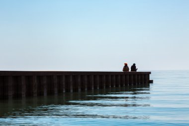 Kızlar dalgakıran üzerinde