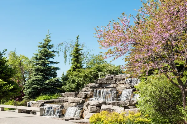 Waterfal in een park — Stockfoto