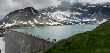 Sana su un lago di montagna