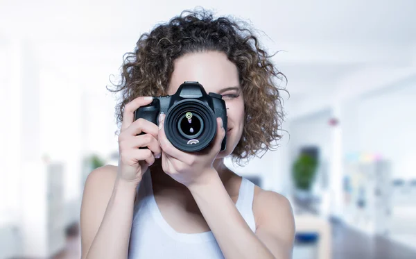 Vacker flicka tar ett fotografi — Stockfoto