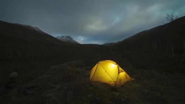 Tenda incandescente e nuvole di notte nelle montagne Khibiny. Russia. Interruzione temporale — Video Stock