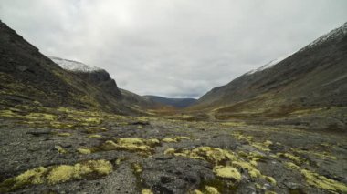 Bulutlu bir günde Khibiny Dağları. Rusya
