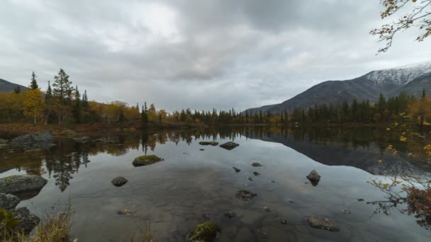 Mnohoúhelníková jezera v Khibinských horách za oblačného dne na podzim. Rusko — Stock video