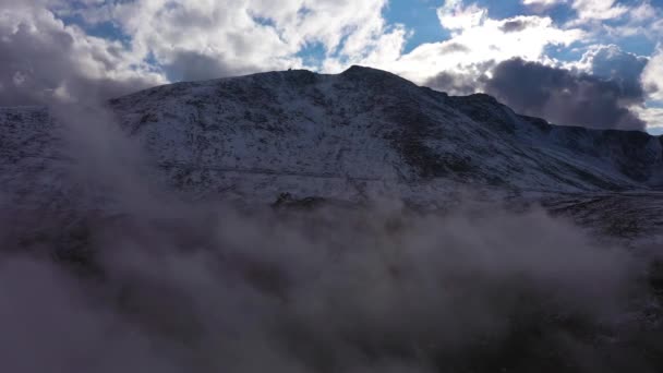 Der verschneite Mount Evans. Luftaufnahme. Colorado, USA — Stockvideo