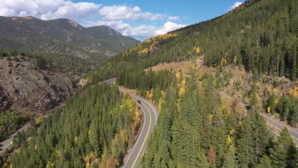 Auta na silnici v Arapaho National Forest na podzim. Aerial View, Colorado, USA — Stock video