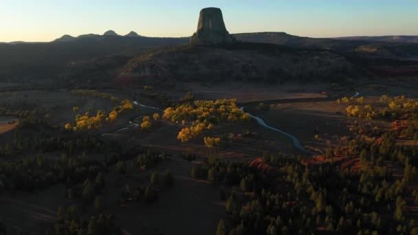 Devils Tower Butte at Sunset. Crook County Landscape, Wyoming. Aerial View — Stock Video