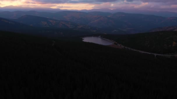 Lago Echo en el área de Mount Evans al atardecer en otoño. Vista aérea. Colorado, Estados Unidos — Vídeos de Stock
