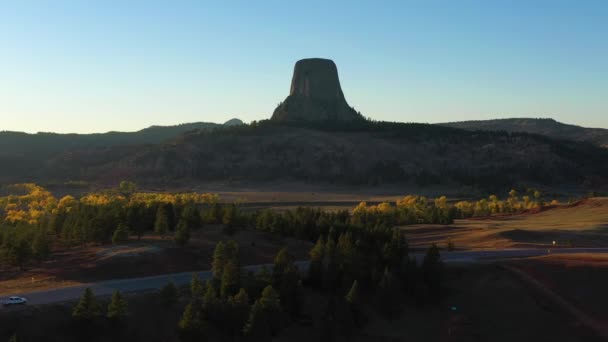 Devils Tower Butte při západu slunce. Krajina Crook County ve Wyomingu. Letecký pohled — Stock video