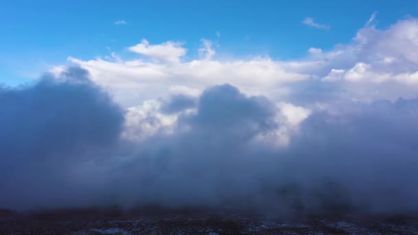 Fliegen über Wolken im Mount Evans Gebiet. Luftaufnahme. Colorado, USA — Stockvideo