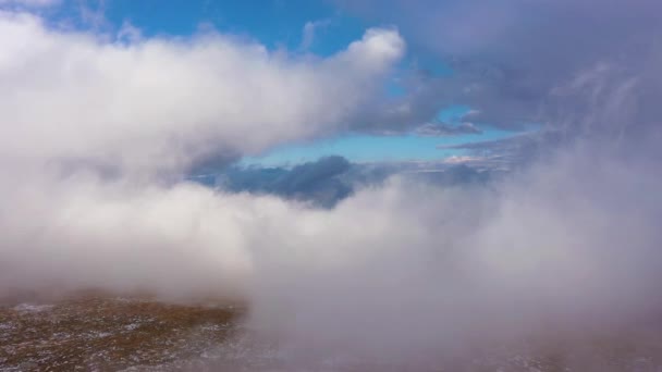 Durch Wolken fliegen in Mount Evans Area. Luftaufnahme. Colorado, USA — Stockvideo