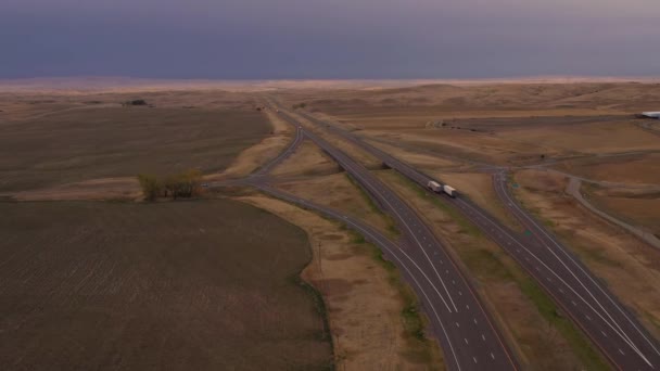 Två lastbilar på Highway och Stormy Sky. Montana, USA. Flygvy — Stockvideo