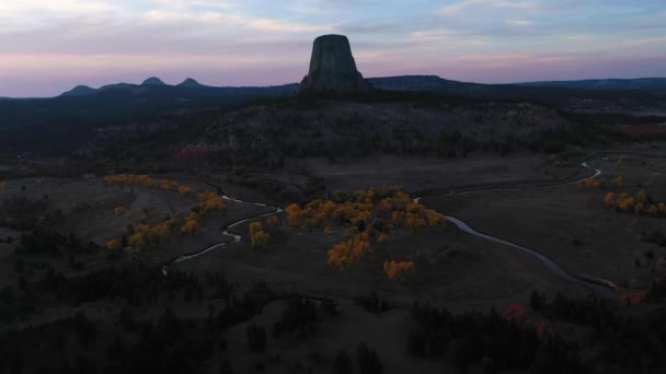 Devils Tower Butte in Evening. Krajina Crook County ve Wyomingu. Letecký pohled — Stock video