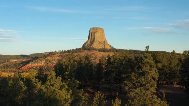 Devils Tower Butte in Morning. Crook County Landscape, Wyoming. Aerial View — Stock Video