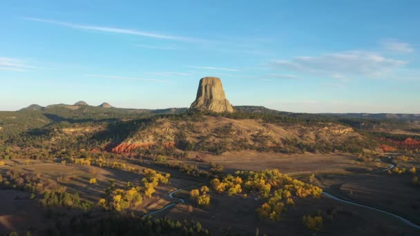 Devils Tower Butte ráno. Krajina Crook County ve Wyomingu. Letecký pohled — Stock video