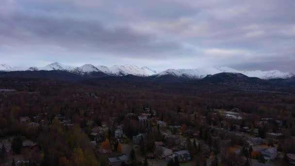 Город Анкоридж в пасмурное утреннее время. Аляска, США. Вид с воздуха — стоковое видео