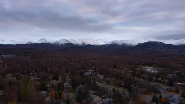 Bulutlu Sonbahar Sabahında Anchorage City. Alaska, ABD. Hava Görünümü — Stok video