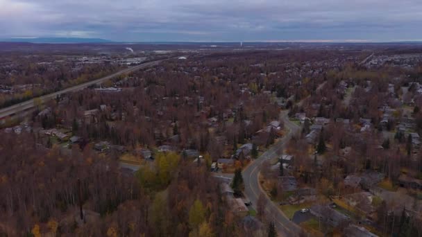 Anchorage City in Cloudy Autumn Morning. Alaska, États-Unis. Vue Aérienne — Video