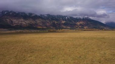 Sonbahar Bulutlu Günü 'nde Teton Range ve Meadow. Wyoming, ABD. Hava Görünümü