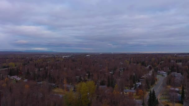 구름낀 가을 아침의 앵커리지 시티. 알래스카, 미국. 공중에서의 광경 — 비디오