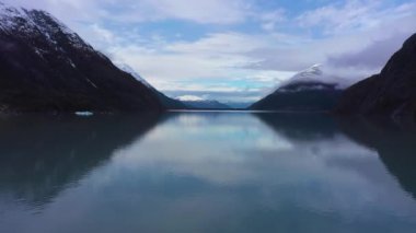 Portage Gölü, Güneşli bir günde buz blokları ve dağlar. Alaska, ABD. Hava Görünümü