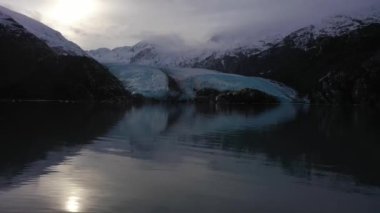 Portage Buzulu, Portage Gölü ve Dağları. Alaska, ABD. Hava Görünümü