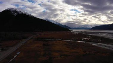 Sonbahar Günü 'nde Arm and Mountains' a geri dön. Alaska, ABD. Hava Görünümü