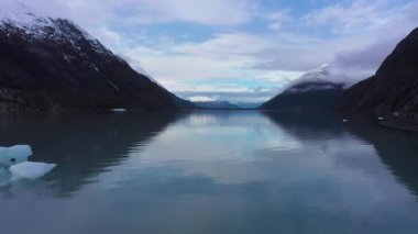 Portage Gölü, Güneşli bir günde buz blokları ve dağlar. Alaska, ABD. Hava Görünümü