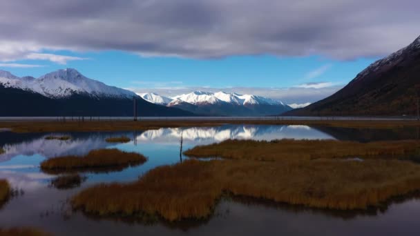 Turnagain Arm and Mountains την Ημέρα του Φθινοπώρου. Αλάσκα, ΗΠΑ. Αεροφωτογραφία — Αρχείο Βίντεο