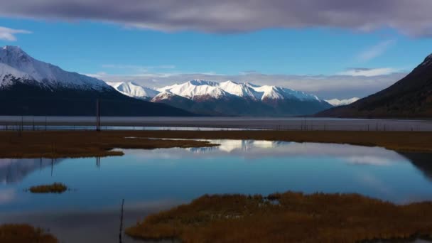 Turnagain Braccio e montagne il giorno d'autunno. Alaska, Stati Uniti. Vista aerea — Video Stock