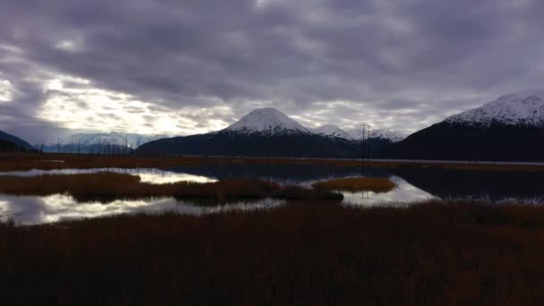 Montañas cerca de Turnagain Arm el día de otoño nublado. Alaska, Estados Unidos. Vista aérea — Vídeo de stock