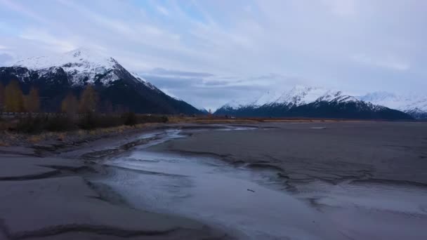 Auto op de weg, rivier en bergen op herfstdag. Alaska, USA. Luchtzicht — Stockvideo