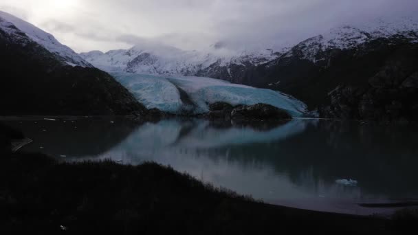 Portage παγετώνας, Portage λίμνη και τα βουνά. Αλάσκα, ΗΠΑ. Αεροφωτογραφία — Αρχείο Βίντεο
