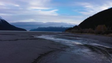 Sonbahar Günü Nehir ve Dağlar. Alaska, ABD. Hava Görünümü