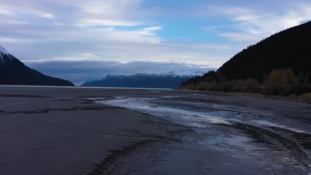 Река и горы в осенний день. Аляска, США. Вид с воздуха — стоковое видео