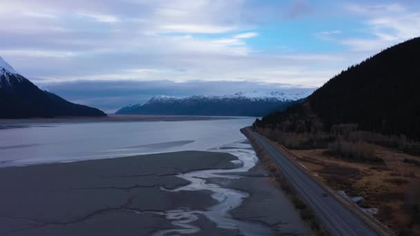 Turnagain Arm and Mountains le jour de l'automne. Alaska, États-Unis. Vue Aérienne — Video