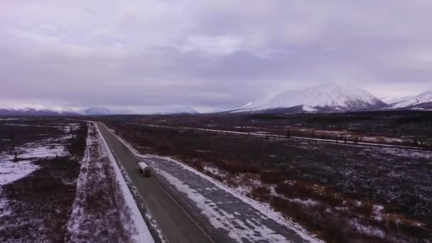 Грузовик с топливом на шоссе Паркс зимой. Аляска, США. Вид с воздуха — стоковое видео