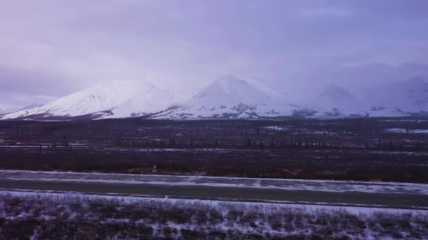 Auto auf Parks Highway im Winter. Alaska, USA. Luftaufnahme — Stockvideo