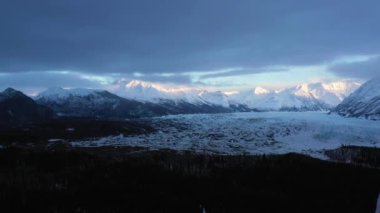 Matanuska Buzulu, Dağlar ve Orman. Alaska, ABD. Hava Görünümü